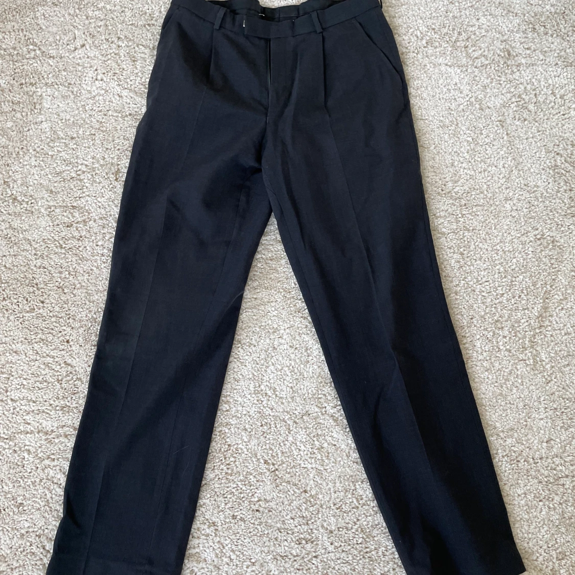 Mörkgråa kostymbyxor