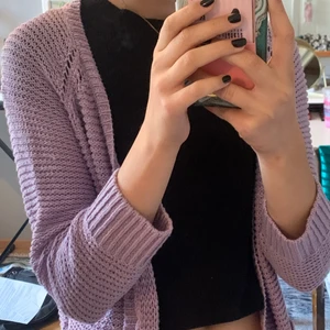 Kofta  - Super söt lila kofta, från Cubus, modellen är kort i armarna stroken M pris 20kr + frakt 