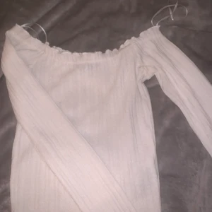 Offshoulder topp från gina stl XS - Jättefin vit offshoulder topp från ginatricot i storlek xs. Kom dm för fler bilder eller frågor!❤️