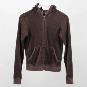 Juicy couture  - ‼️ BUDA I KOMEMTARERNA ‼️Eller köp direkt för 300inkl frakt. En jätte fin brun velvet juciy couture kofta! 🤎 den är i M men skulle säga mer S. OBS den är sliten vid ärmarna! Skriv för mer bilder 🤎