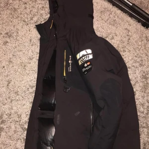 Sail racing sällsynt modell  - Hej säljer min killes gamla jacka pga att den är för liten och han köpt en ny. Storlek S allt funkar som den ska 