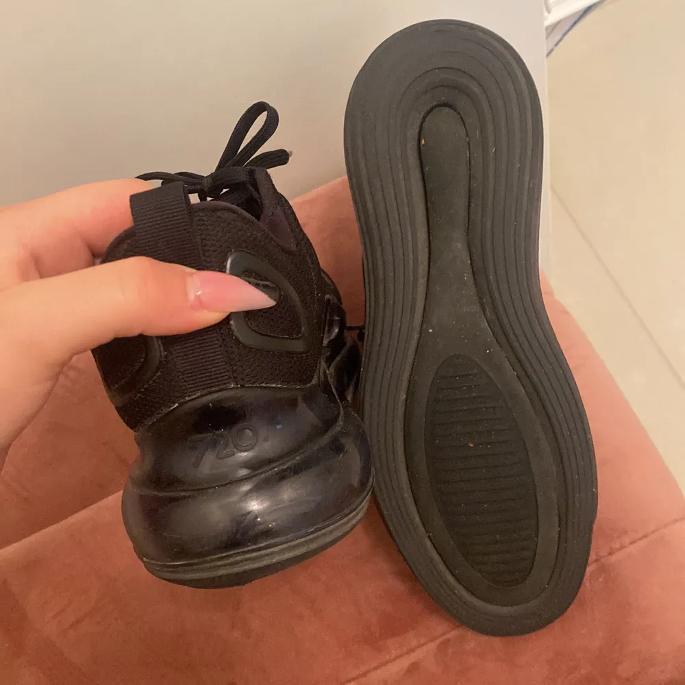 Dessa superfina nike air Max 720 sneakers. Knappt använda. Storlek 36 och ja använder 38 därför säljer ja dem. Inget fel med dem. DEM ÄR ÄKTA. Köpta i sneakers point. Priset kan sänkas. Skor.