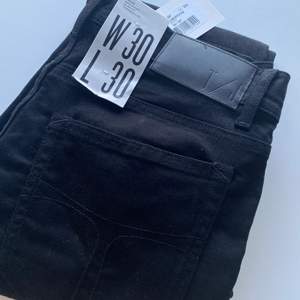 Säljer ett par oanvända tiger of Sweden jeans. Modellen heter evolve ever black.