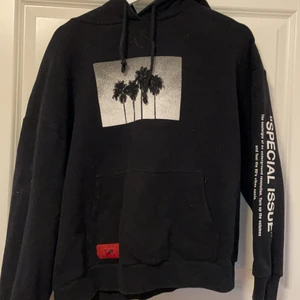 Pull&bear hoodie - Köpte för typ 2 år sedan. SJUKT FIN!! Stroken S men passar på M och Xs (och under) också. Säkert på L också men då kan den vara lite liten. Från pull&bear. Endast använd 1 gång. Tvättas innan den postas. Kan posta samma dag som du köper!