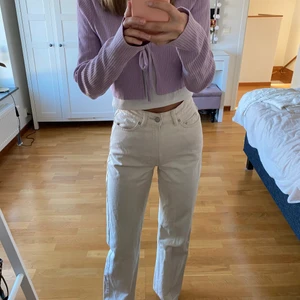 WEEKDAY JEANS - Säljer dessa vida vita jeans från weekday. Säljer dem för att de är lite förkorta för mig (är 170cm). Storlek S