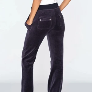 Juicy couture byxor - Mörkblå samets byxor från Juicy med guldiga detaljer. Super sköna men för små för mig:( HAR BUD PÅ 370kr!!!!