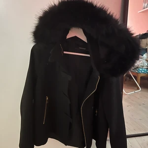 Zara kappa med pälsluva  - Gammal model från zara finns inte att köpa längre. Finns en luva med svart fakepäls på. Väldigt fint skick och ser som ny ut.
