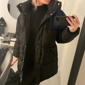 Snygg vinterjacka - Säljer denna snygga vinterjacka från bikbok. Jag köpte den förra året för 900kr och har knappt använt den. Alltså nyskick. Påminner om just fjällräven jackan och de är i samma modell. 🤩