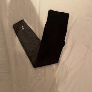 gymshark tights - välanvända gymshark tights i adapt ombre seamless modellen! De har lite slitningar på baksidan. Tightsen är i storlek S och är för stora för mig! Nypris är 520kr🥰 frakt ingår inte i priset