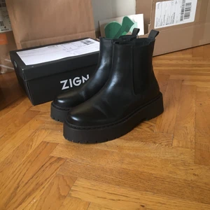 Zign boots 39 - Använda två ggr, i fint skick. Orginalpris 900 kr. 
