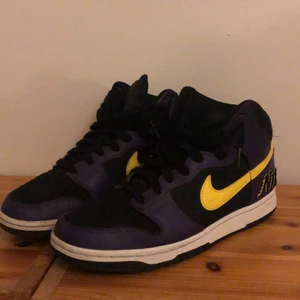 Nike dunks x lakers - Ett par Nike dunks x lakers. Använda lite men är i gott skick