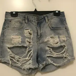 Trasiga jeans shorts, säljer pga fel storlek🤍