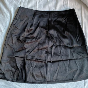 Kjol  - Säljer nu min kjol med en liten snits vid högra benet, hör av drj vid frågor eller annat 💕