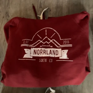 The great norrland hoodie  - Fint skick, hjälper min far att sälja bort kläder som har blivit förstor! Storlek XXL 300kr