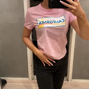 Zara EU S - En söt rosa topp från zara som är köpt för nått år sedan och aldrig använd💖 Är i EU S. Skriv vid intresse eller frågor❤️