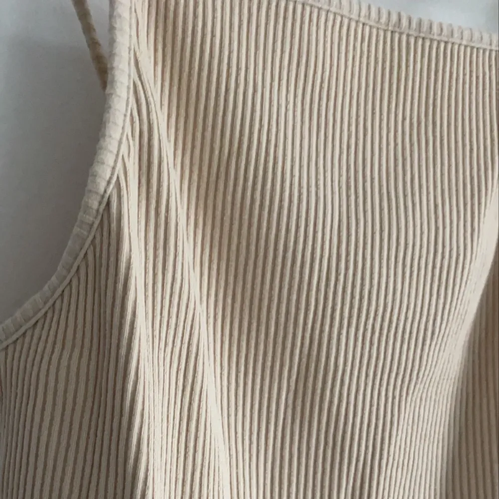 Fint ribbstickat linne från H&M trend 🤎. Toppar.