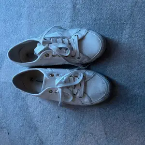 Vita convers liknande skor från okänt märke🙈 frakten får vi diskutera