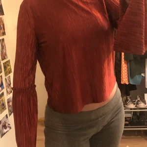 Rödbrun blus med vida ärmar 🍷 - Väldigt fin rödbrun blus från Na-kd! Materialet är väldigt luftigt och skönt mot huden. 😍 Knappt använd.