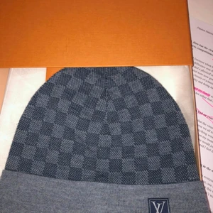 Lv mössa - Säljer min lv mössa men jag tröttnade på färgen och väljer därför att sälja den. Den har såklart äkta och det finns kvitto och låda. Tar emot byten