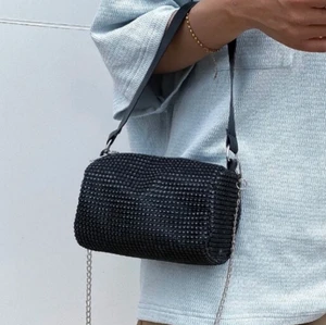 Ball glitter väska  - Skit snygg rhinestone väska som är skit snygg, råkade beställa två stycken så säljer den ena, kedjan ingår!! Den är helt ny och har inte öppnat påsen den kom i🤩 osäker om jag behöver frakta i en s eller m påse 