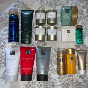 Rituals  - 15st olika Rituals grejer värda upp till ca 1 400kr. Allt är självklart oöppnat. Jag har alldeles för mycket duschgrejer och har redan allt av detta på bilden, så hoppas någon annan får användning för de🥰 passar perfekt att ge bort till julklapp🥰 jag kan betala frakt vid snabbt köp🥰