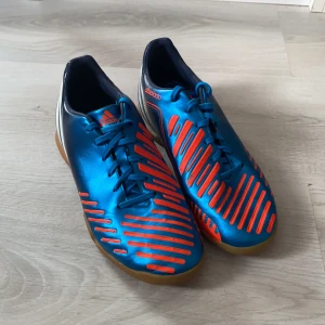 Adidas skor  - Inomhus skor som aldrig kommer till användning, storlek 37