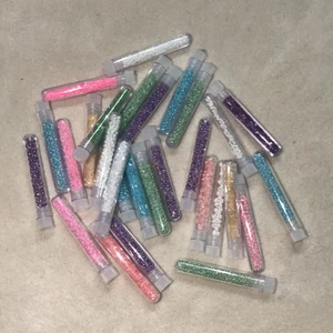 Pärlor - Köpte dess pärlor på panduro för 345 kr. Säljer nu för att dom inte kommer till användning! Andhämtning några av dom vita men inte så mycket!💘💘