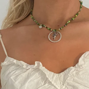 Halsband ängel - Ett fint grönt halsband med en ängel på, skriv för fler bilder eller mått. Frakt ingår i priset