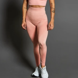 ROSA TRÄNINGSTIGHTS - Har fler bilder om du skickar privat!! De är mer rosa i verkligheten💓 osäker på storlek men de passar mig som är strl S/M i byxor!!