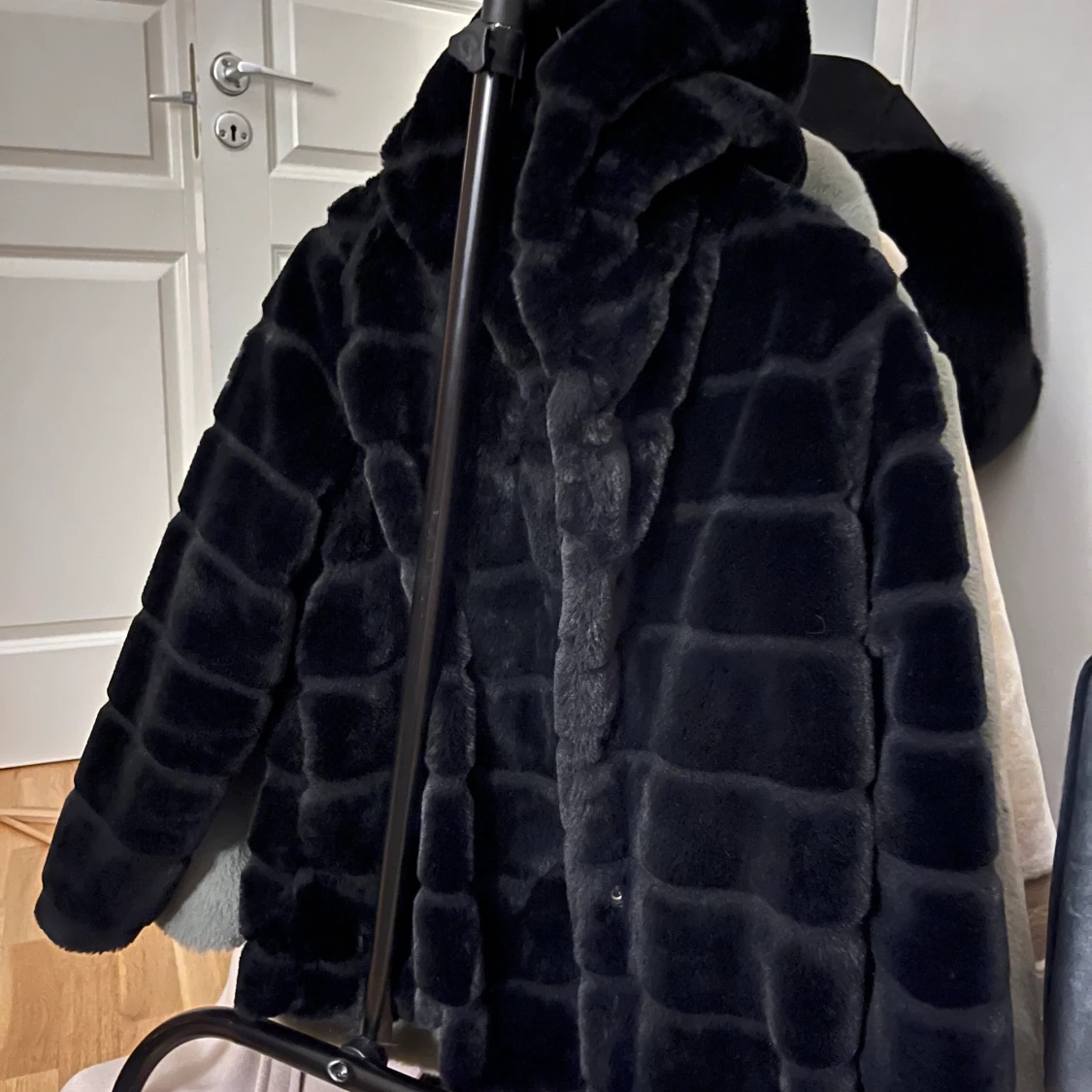 Svart pälsjacka med stor huva - 91