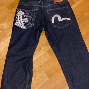 Evisu Jeans - Evisu Jeans i väldigt bra skick, storlek är W:36 men passar mig som brukar ha W:32, längd är också runt 32. Kan mötas upp i Uppsala. Köpare står annars för frakt.