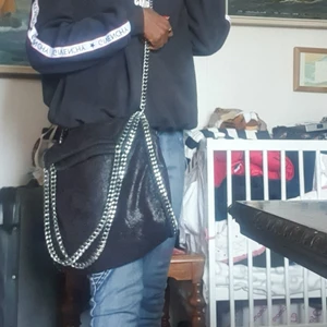 Stella McCartney liknade väska  - I mycket bra skick och passar till allt .man kan ha den I olika stil. Finns fler bilder 