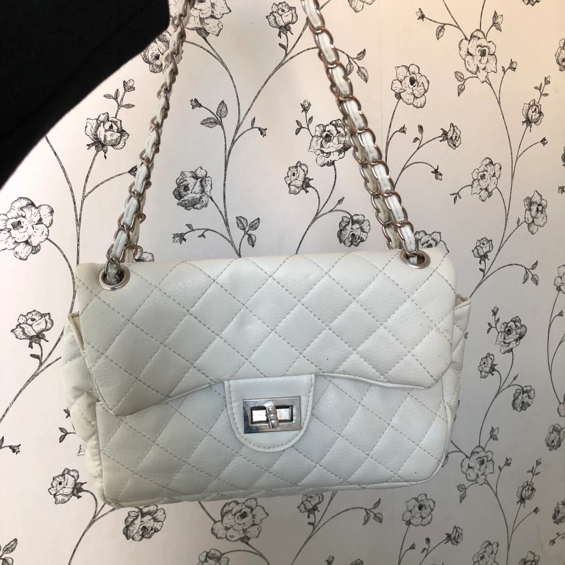 Vit väska med silverkedja  - 91