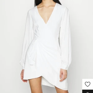 Vit klänning NAKD - Använd en gång. Storlek M men passar mig som är en S/M
