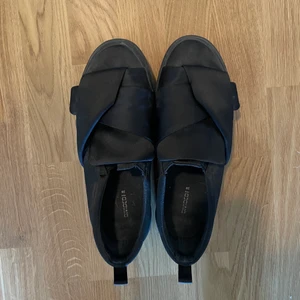 Söta svarta sneakers - Sneakers i bra skick, sköna! Köpare står för frakt ☺️