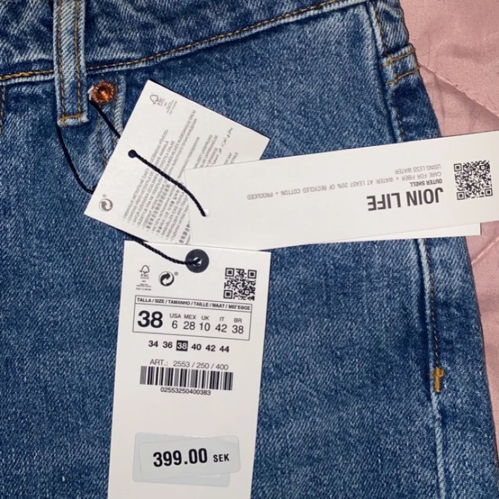 HELT nya midrise-jeans ifrån zara. Aldrig använda. Köpte två storlekar o dessa va för små, anser att dom är ganska små i storleken. Sitter som strl 36/S. Postar i originalbox ifrån Zara!💕. Jeans & Byxor.