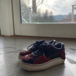 Custommade Nike Airforces!❤️ - Ett par jätte fina Custommade Nike Airforce i strlk 38❤️ Nypris:1600! Lite sliten i högra hälen. Dom är lite smutsiga här och där men dom tvättas innan jag skickar dom! Buda från 200!❤️