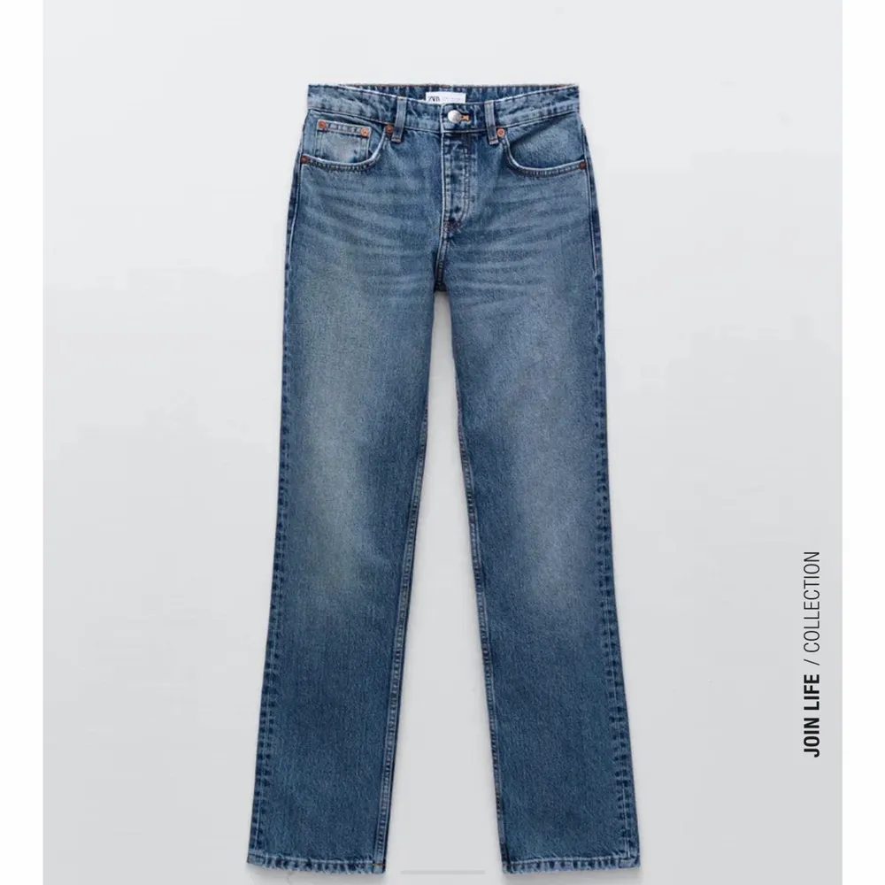 supersnygga Zara jeans (är osäker om det är mid eller high rise straight) säljer för att dem tyvärr var för stora för mig! Köp för 200 ❤️❤️. Jeans & Byxor.