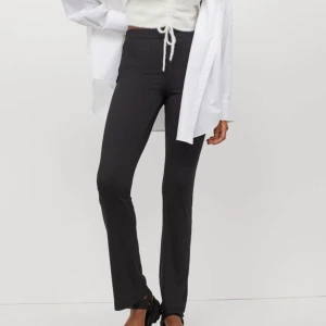 Utsvängda byxor - Hej. Säljer dessa utsvängda byxor från Hm, i jättebra skick då dom är helt nya💫 storlek Xs och säljs för 85kr + frakt😊