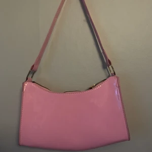 Väska - Säljer super söt väska från shein 💕 oanvänd ❤️ 