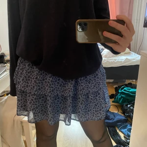 Kjol - Kjol från kappahls barnavdelningen. Jätte populär i storlek 170! Passar från S-L. Jätte fin både på sommaren och vintern. Säljer för 230kr!!