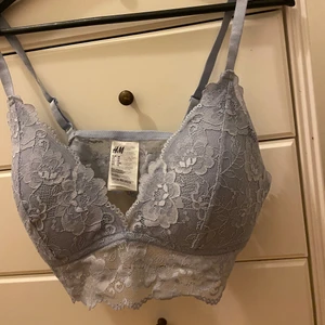 Spets bralette  - Ljusblå bralette ifrån HM med spets. Lite mindre i storleken så passar M-L. Knappt använd då den ej passat. 50kr +frakt