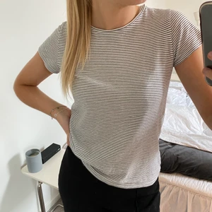 Randig kortärmad! - Säljer denna basic T-shirt! I bra skick😁😁 i storlek XS men passar mig som är en S