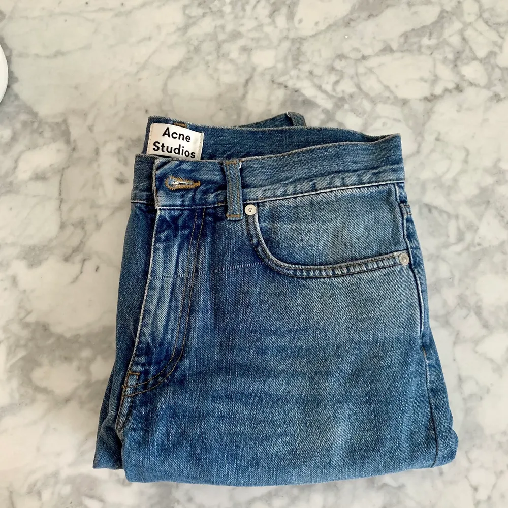 Oanvända jeans från Acne Studios i modellen Boy Vintage. Kan skicka fler bilder vid intresse. Nypris ca 2000 kr. Skickar spårbart med PostNord!. Jeans & Byxor.
