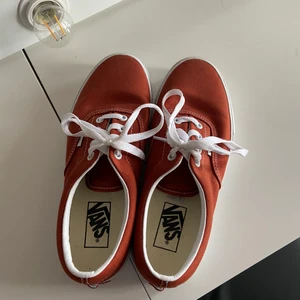 Vans skor - Säljer mina oanvända röda vans skor. Storlek 38!