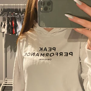 Peak performance hoodie - Vit peak performance hoddie, köpt här på plick för ett tag sen men inte kommit till användning så säljer nu vidare💕