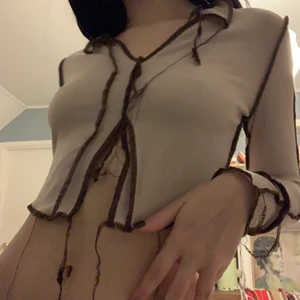 Distressed topp - Långärmad ljusrosa topp från okänd sida. Aldrig använt då den är för right över brösten och korta i ärmarna, står storlek M men skulle säga mer S