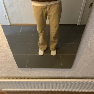 Beige vida byxor - Ett par vida beiga byxor som är i storlek 32 i midjan och 33-34 i längd// Köparen står för frakten