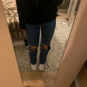 Jeans  - Jeans med hål på knäna. Säljer på grund av att de inte kommer till använd - därefter i bra skick. OS-satsning mig perfekt som är s/m. Köparen står för frakt 💕💕💕