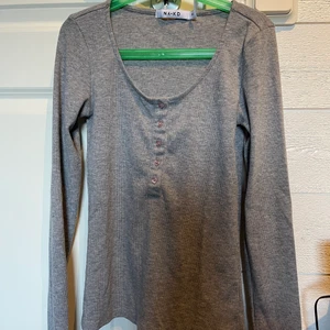 Grå långärmad - En grå långärmad tight tröja med knappar som är använd få gånger🤍